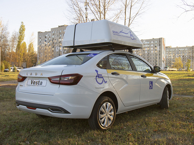 Автомобиль для инвалидов с ручным управлением и боксом для подъема кресла-коляски на базе Lada Vesta